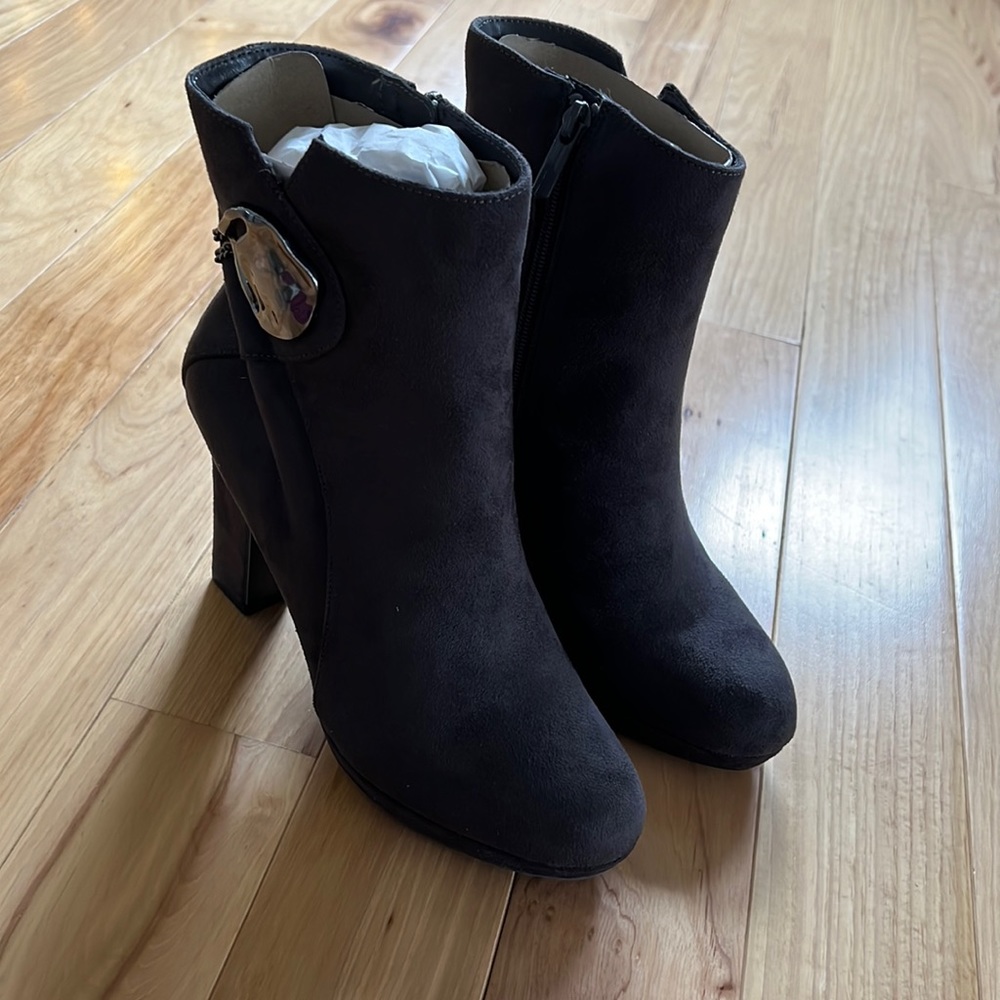 New Beautiful Grey boots, platform comfy heel.